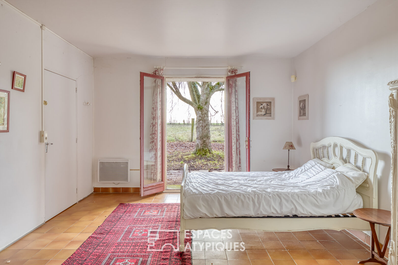 Domaine avec salle de réception et dépendances dans un parc de un hectare