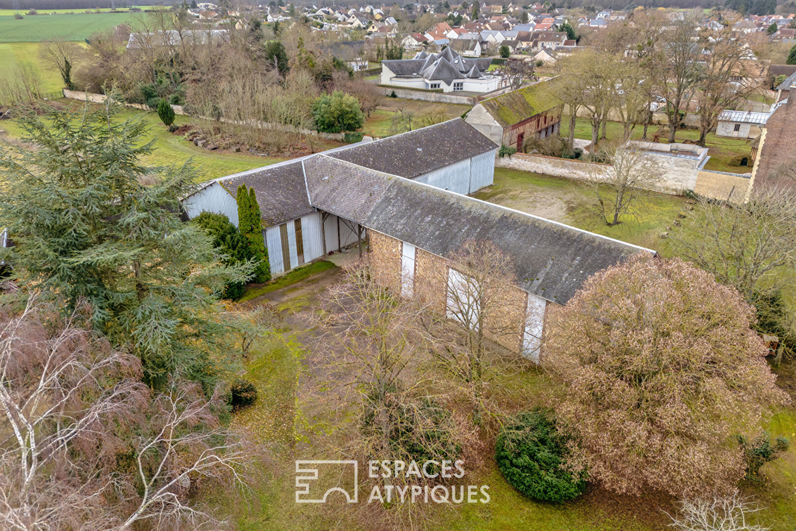 Domaine avec salle de réception et dépendances dans un parc de un hectare