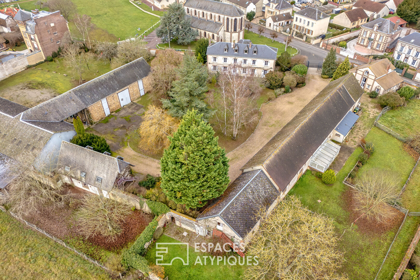 Domaine avec salle de réception et dépendances dans un parc de un hectare