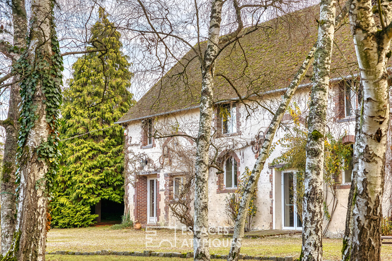 Domaine avec salle de réception et dépendances dans un parc de un hectare