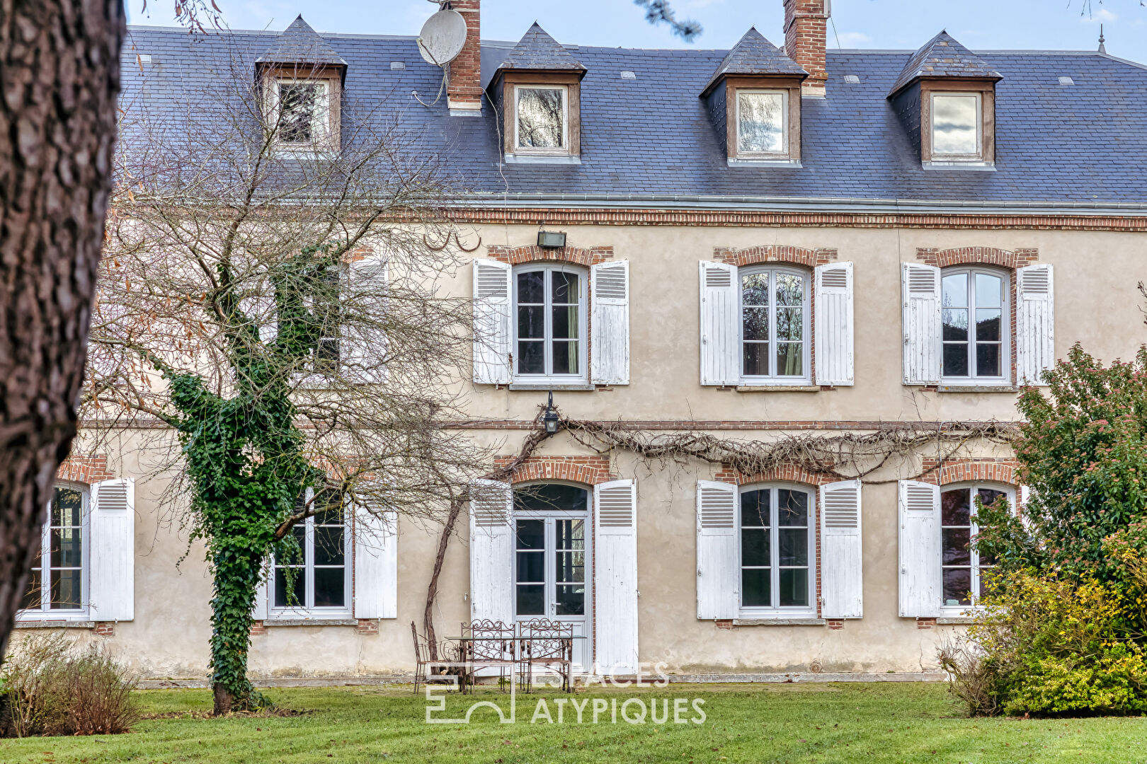 Domaine avec salle de réception et dépendances dans un parc de un hectare