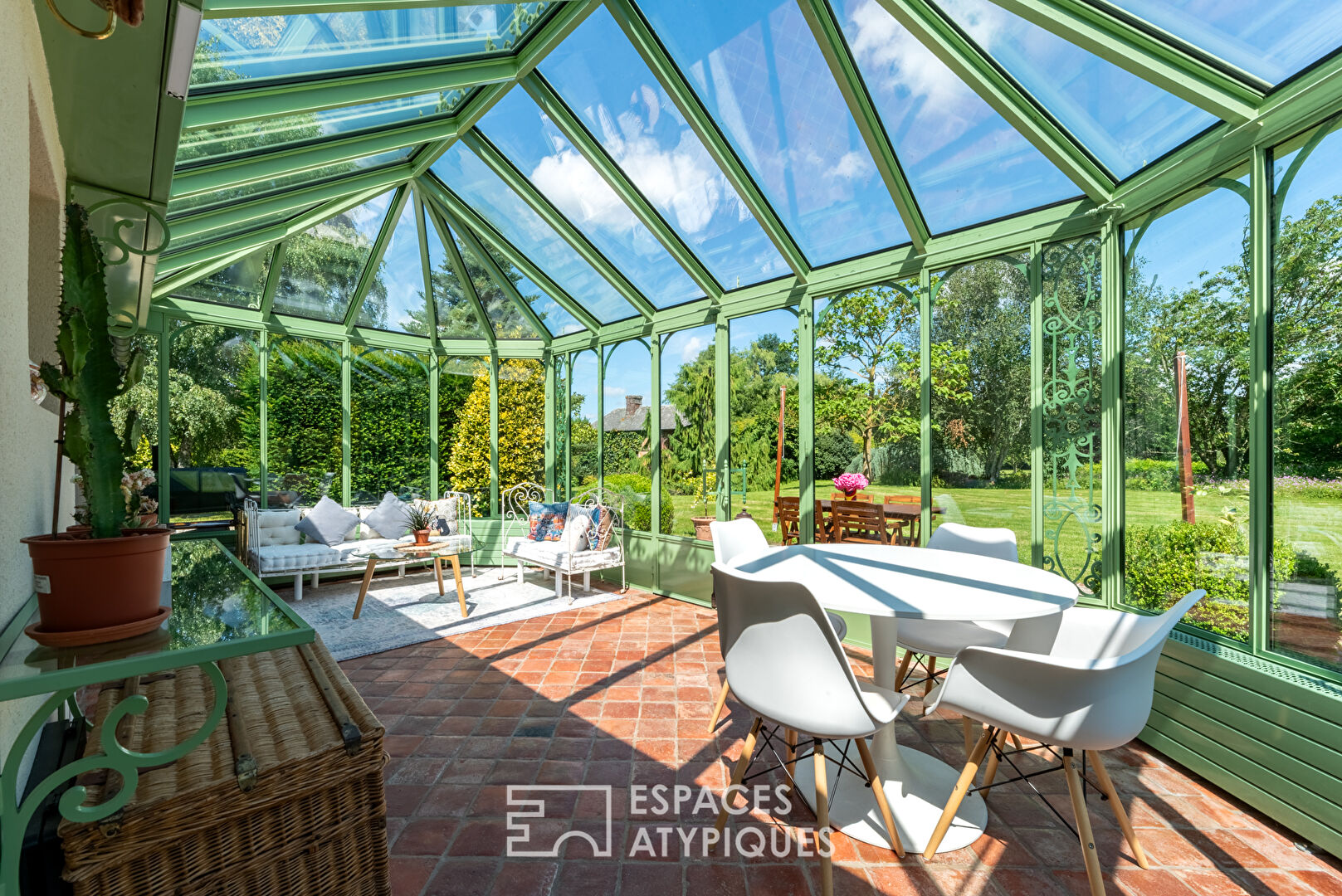 Cottage normand rénové avec dépendances dans un parc arboré