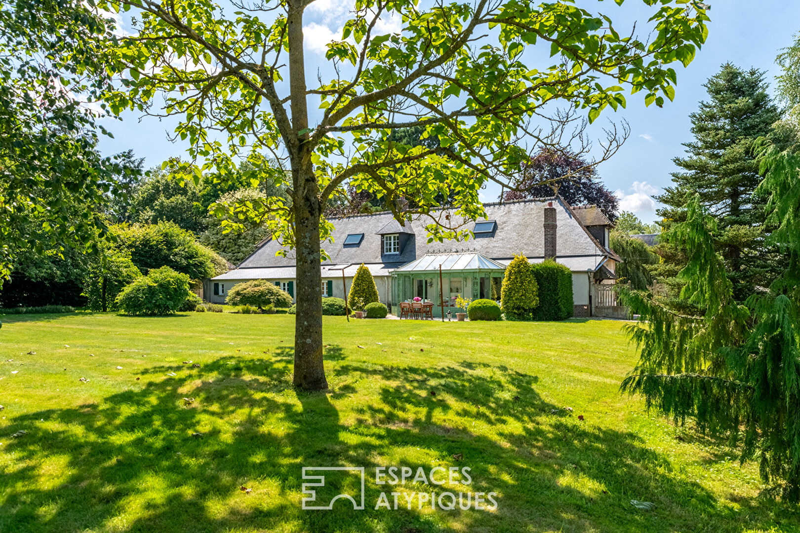 Cottage normand rénové avec dépendances dans un parc arboré