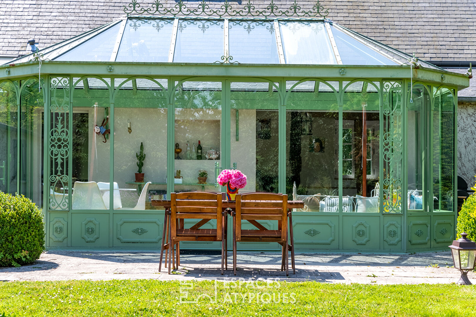 Cottage normand rénové avec dépendances dans un parc arboré