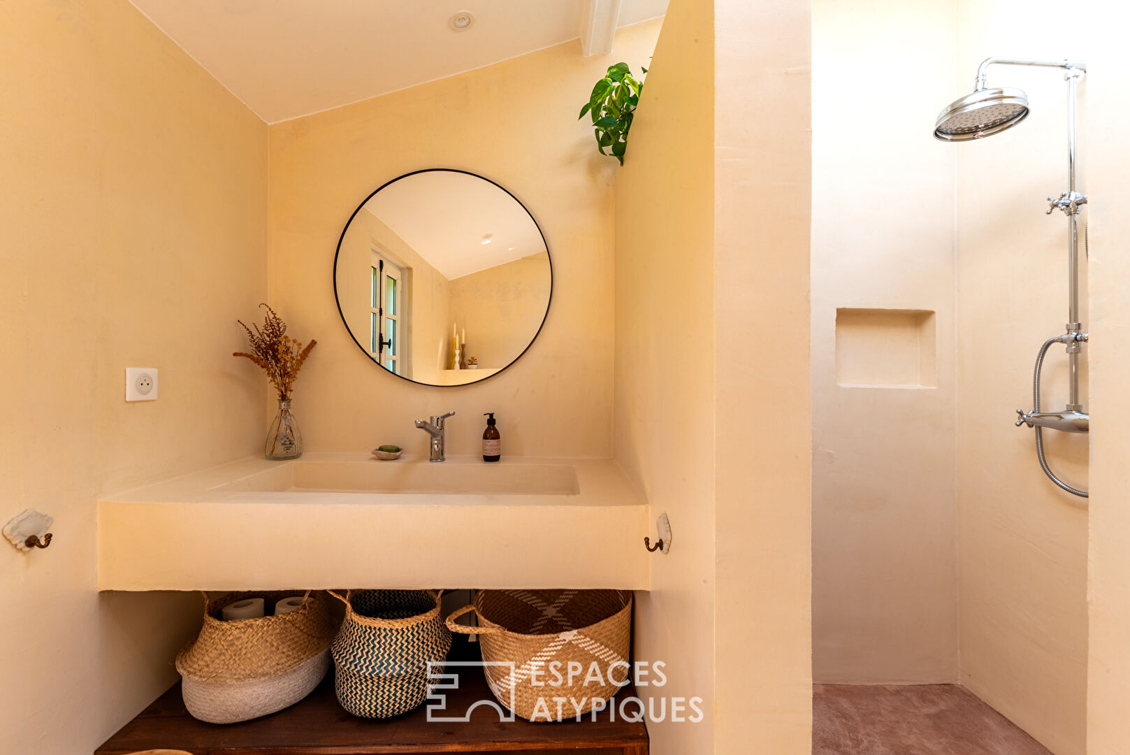 Cottage normand rénové avec dépendances dans un parc arboré