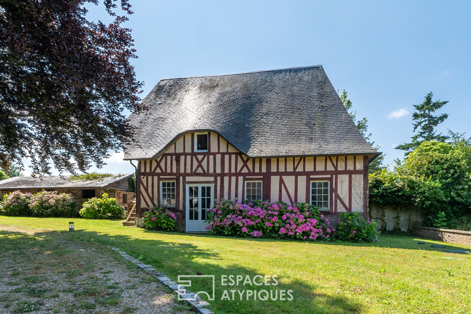 Cottage normand rénové avec dépendances dans un parc arboré