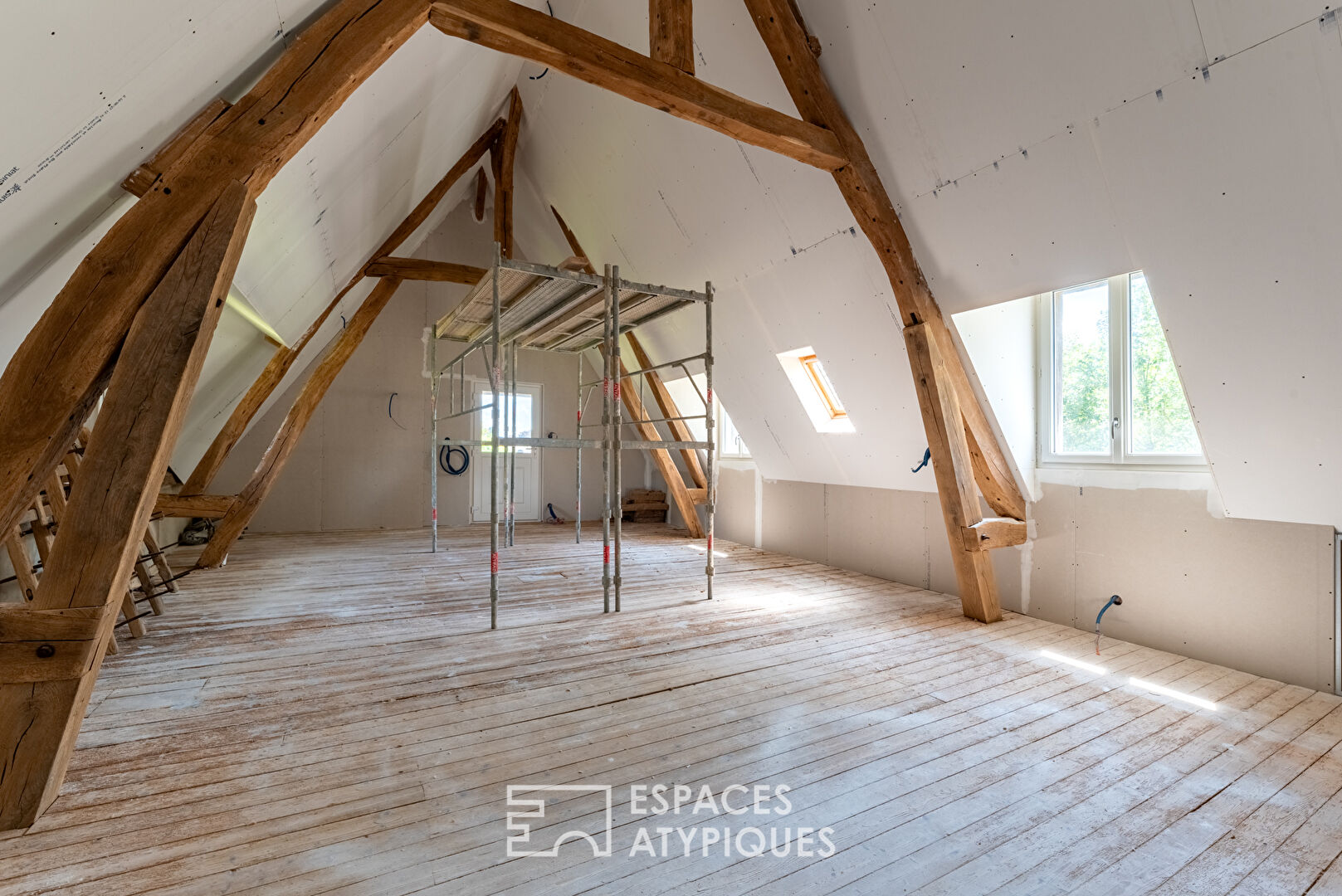 Cottage normand rénové avec dépendances dans un parc arboré