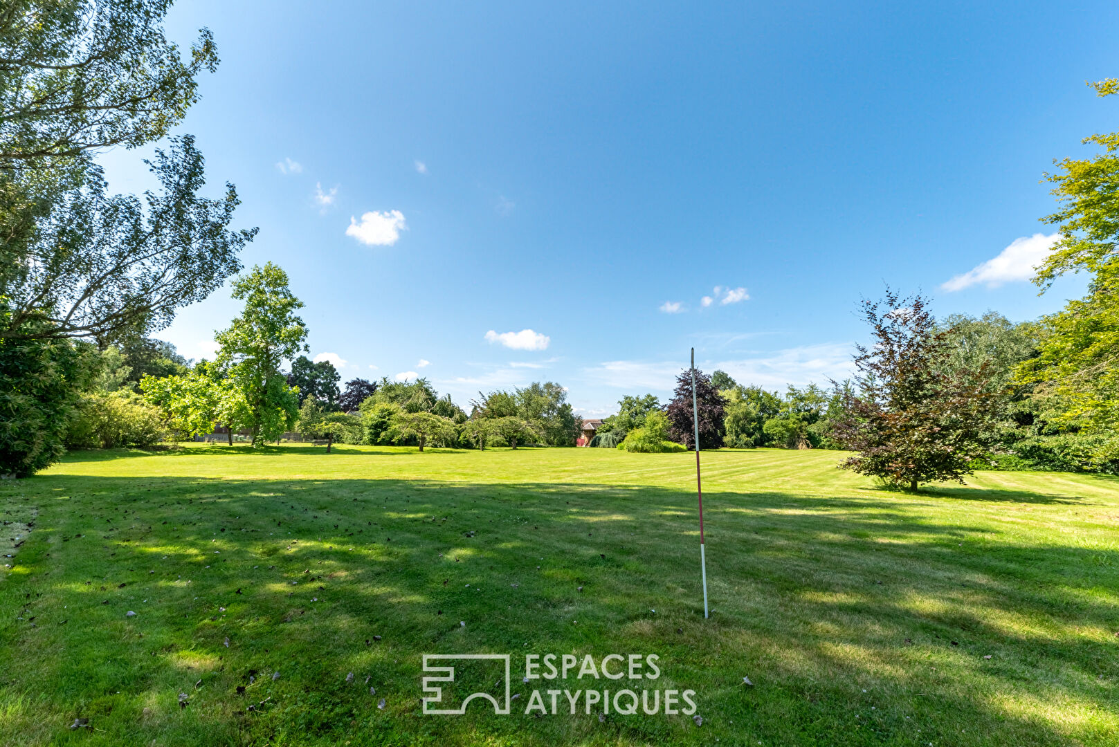 Cottage normand rénové avec dépendances dans un parc arboré