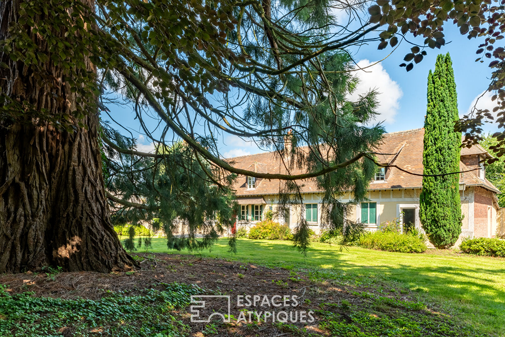 Cottage normand rénové avec dépendances dans un parc arboré