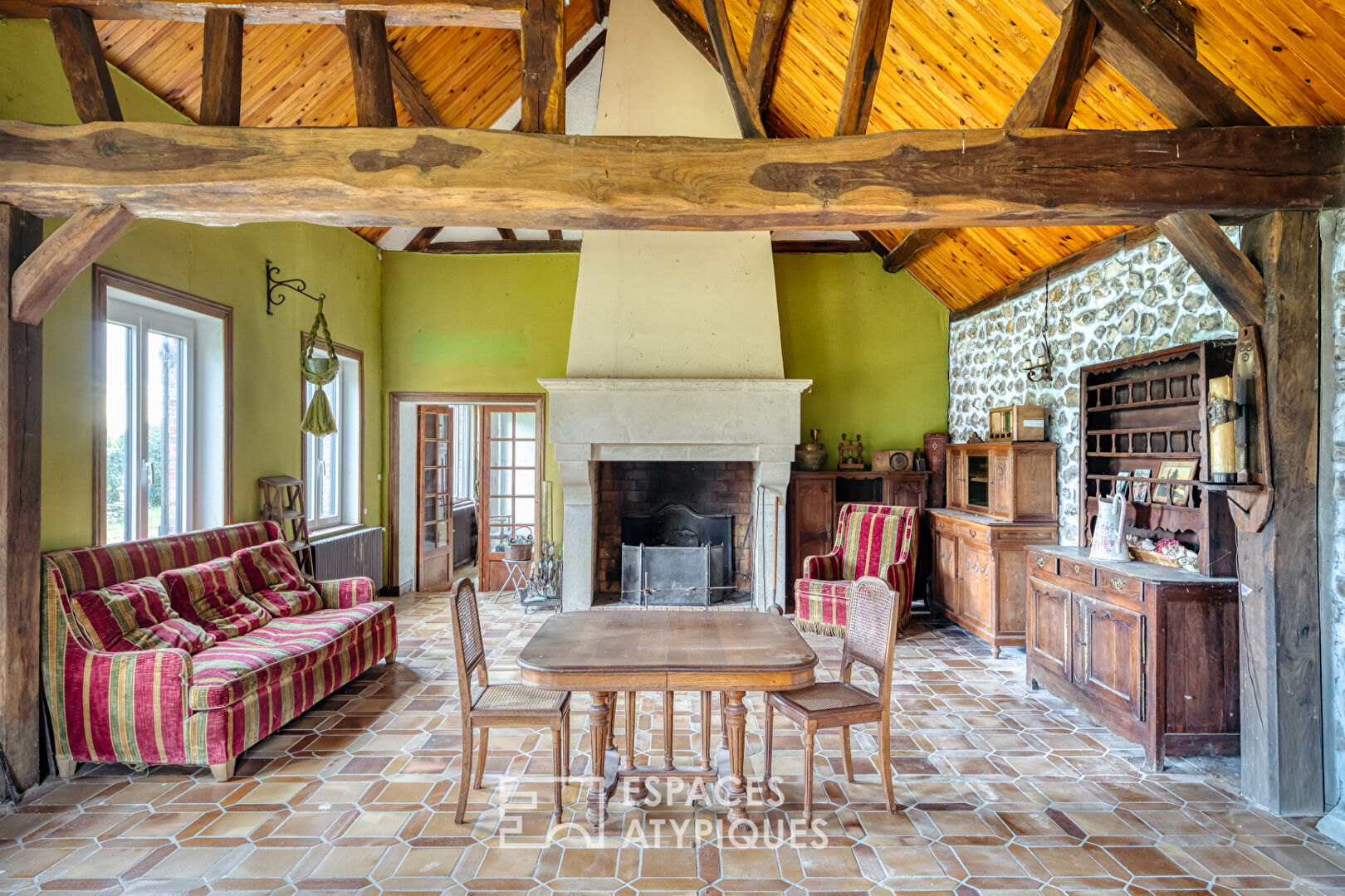 Longère de caractère avec de nombreuses dépendances à rénover