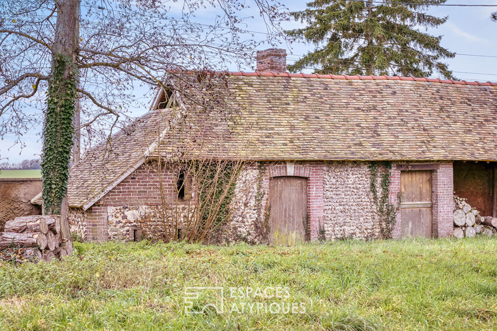 Longère de caractère avec de nombreuses dépendances à rénover