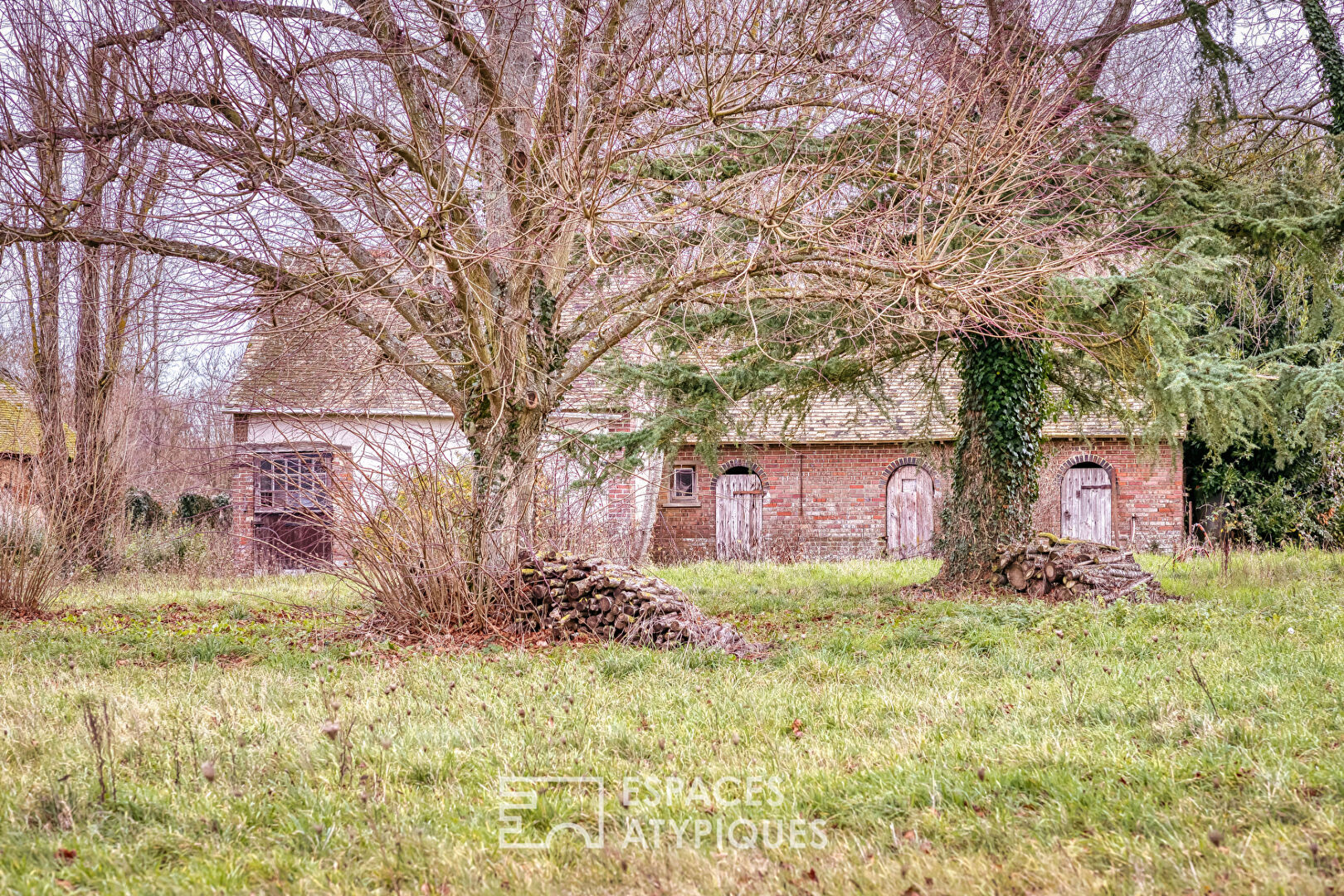 Longère de caractère avec de nombreuses dépendances à rénover