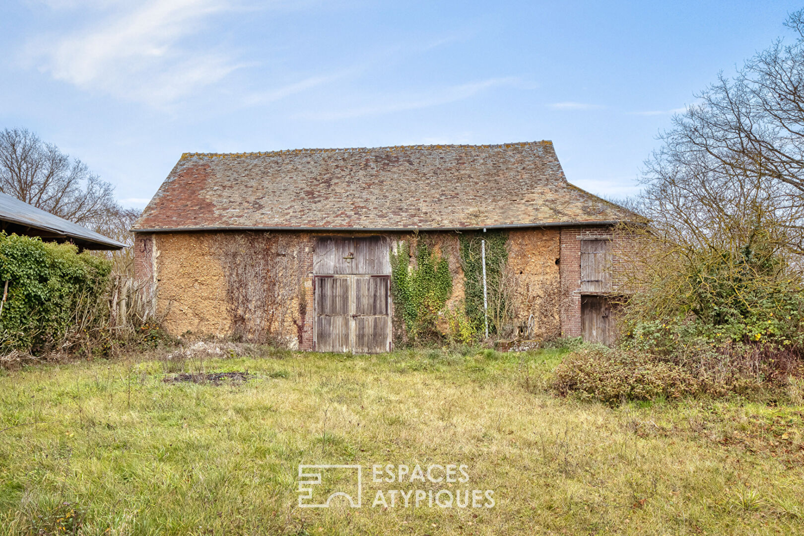 Longère de caractère avec de nombreuses dépendances à rénover