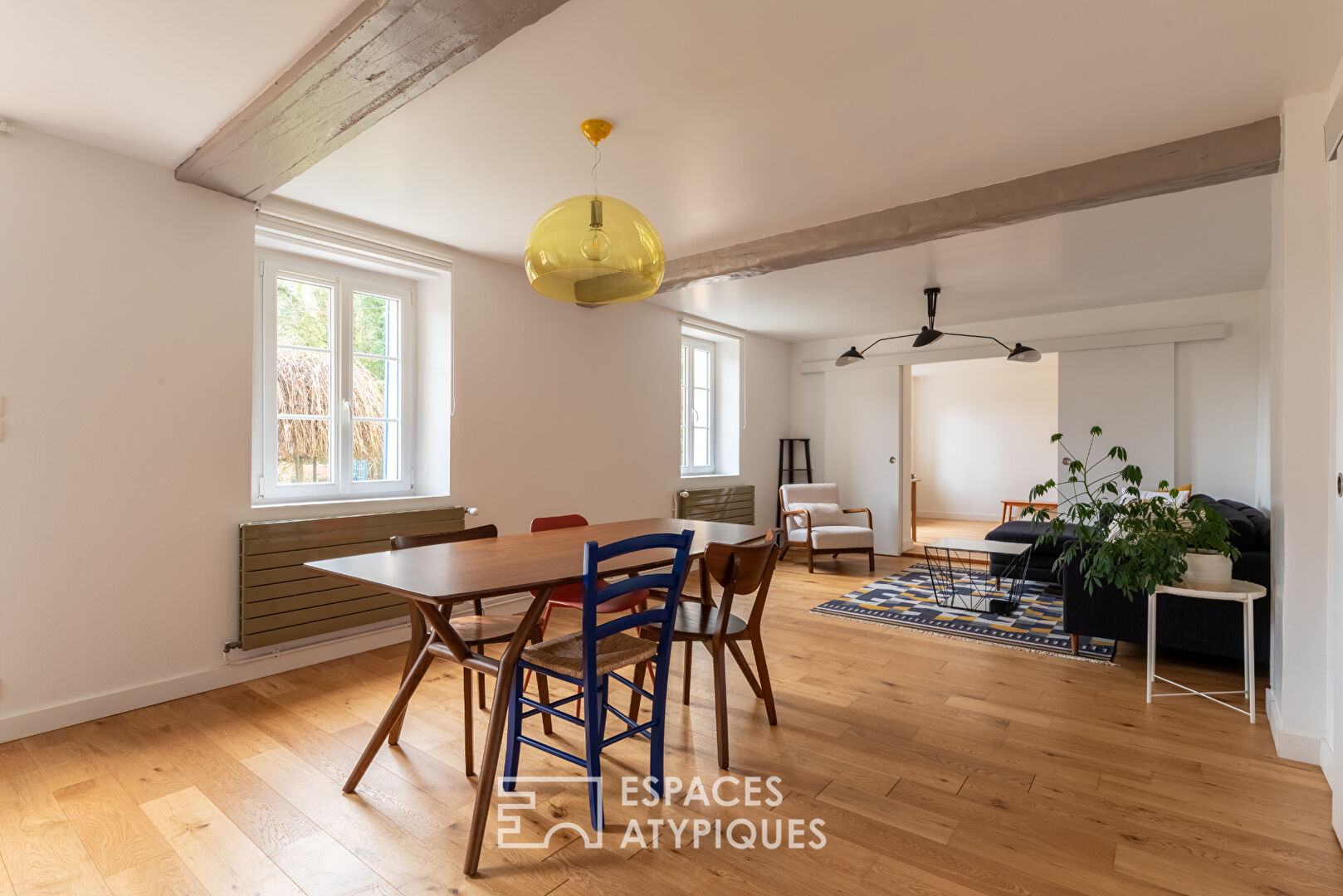 Propriété singulière avec son jardin arboré