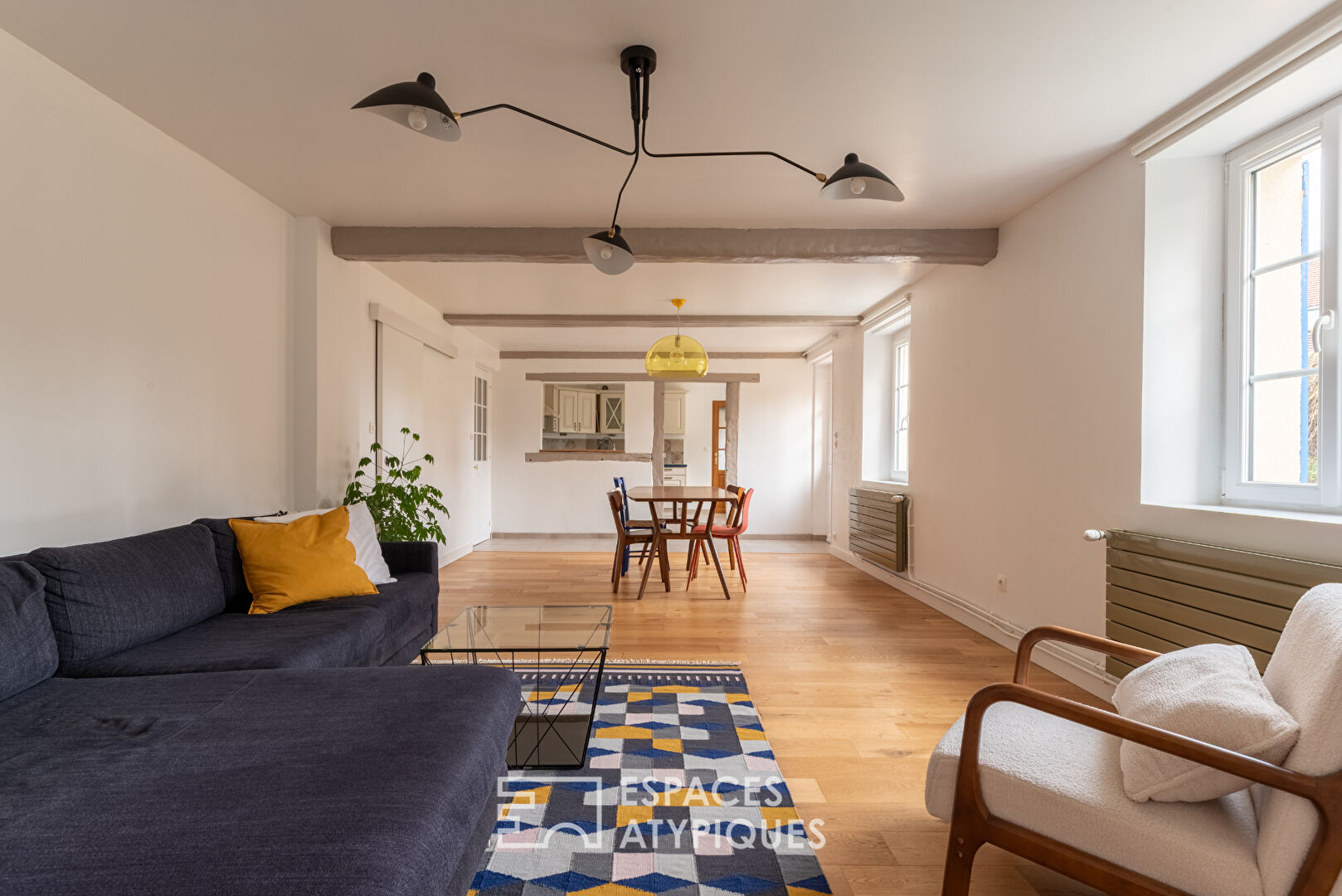 Propriété singulière avec son jardin arboré