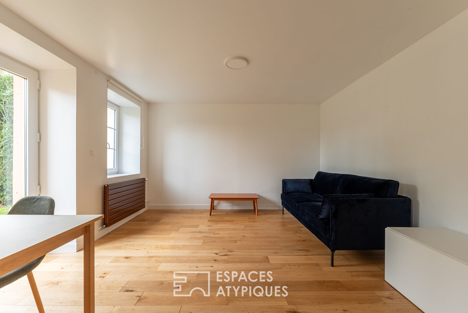 Propriété singulière avec son jardin arboré