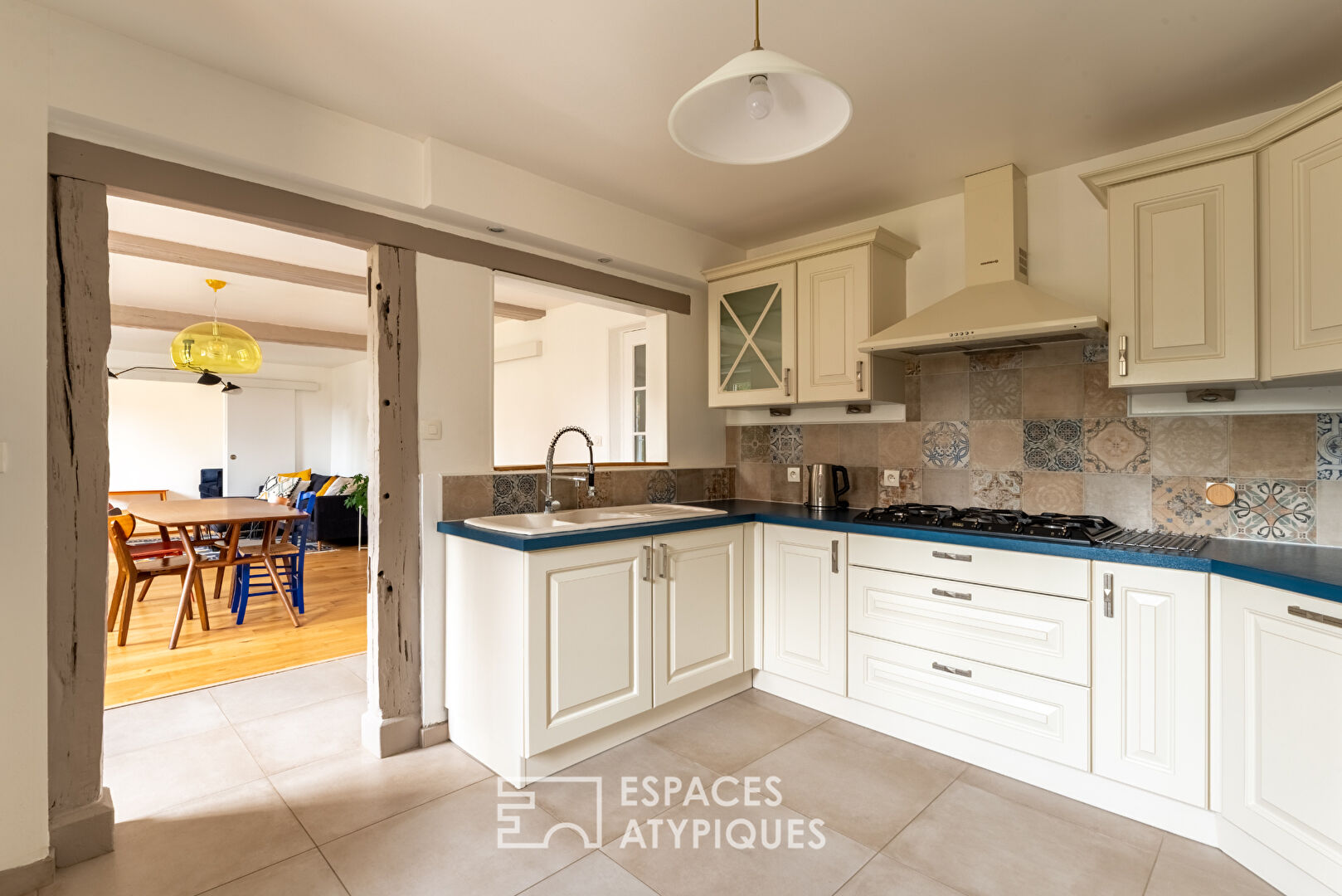 Propriété singulière avec son jardin arboré