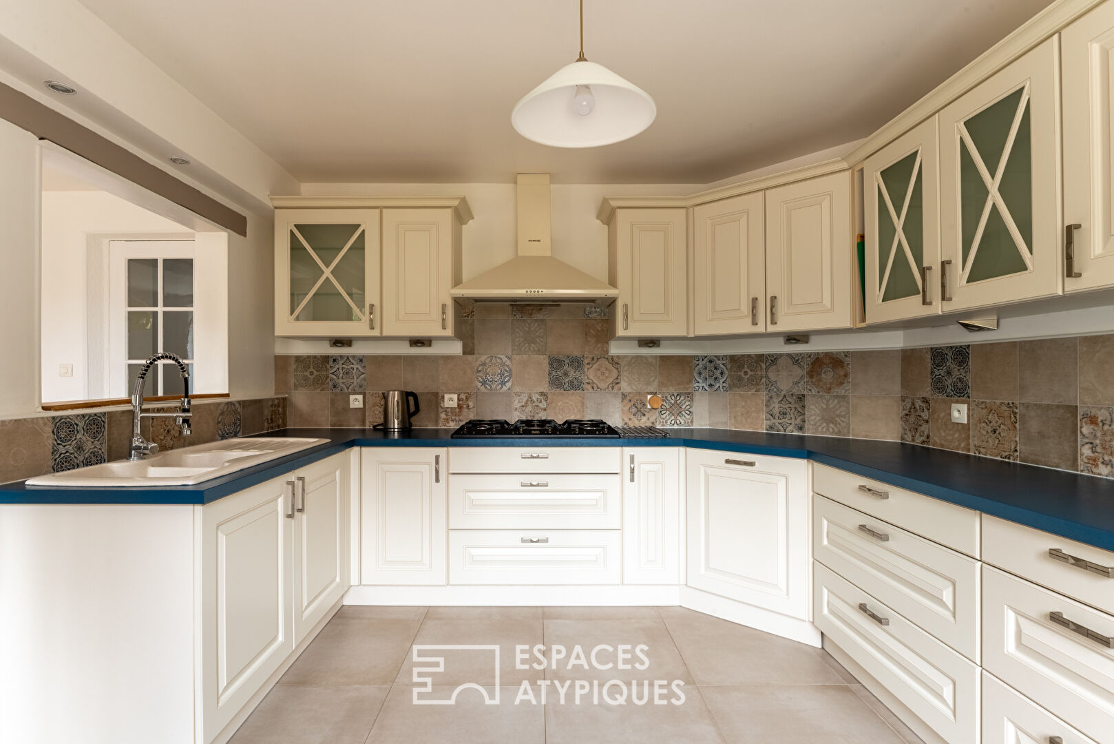 Propriété singulière avec son jardin arboré