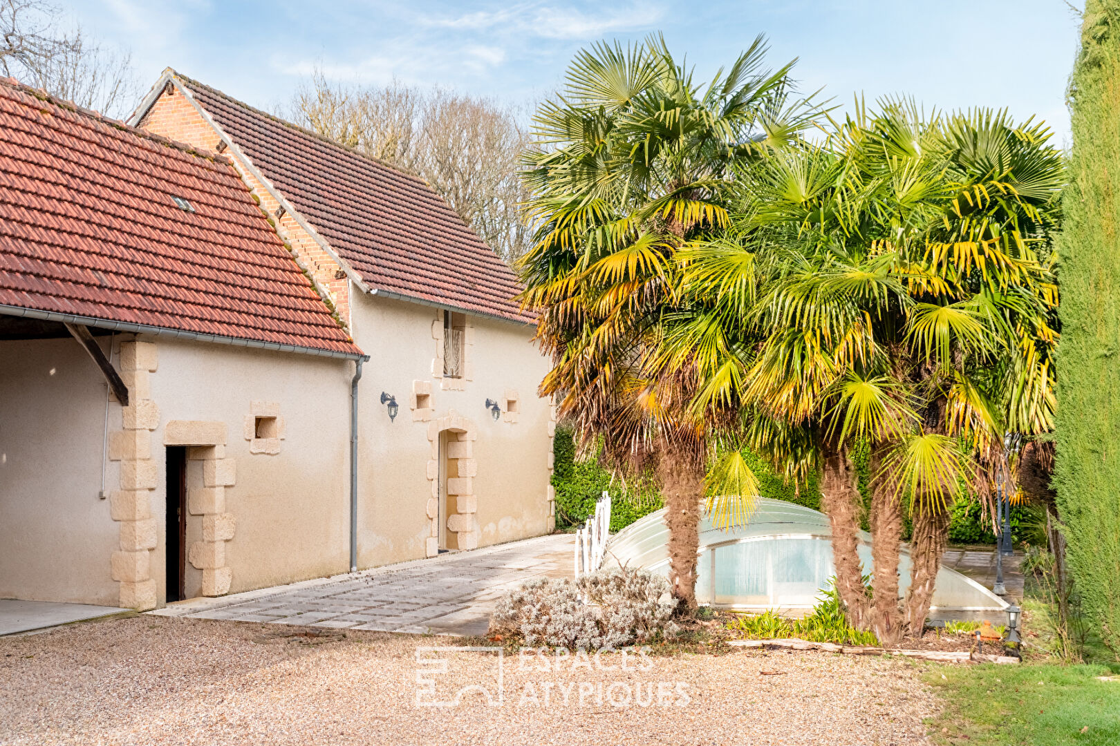 Propriété singulière avec son jardin arboré