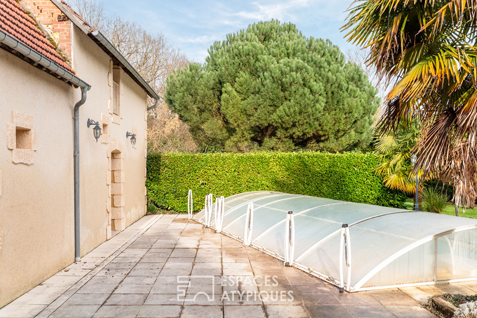 Propriété singulière avec son jardin arboré