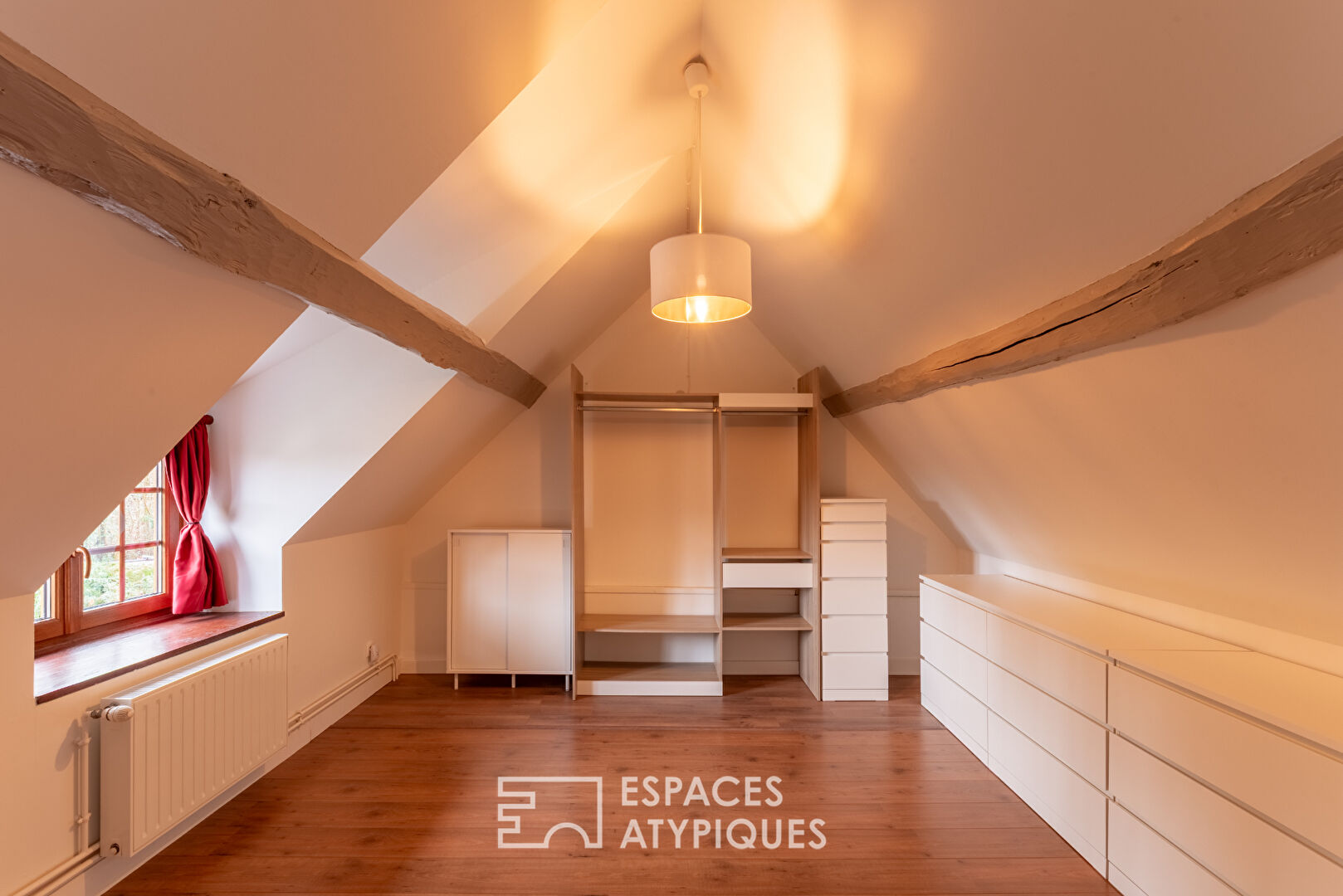 Propriété singulière avec son jardin arboré