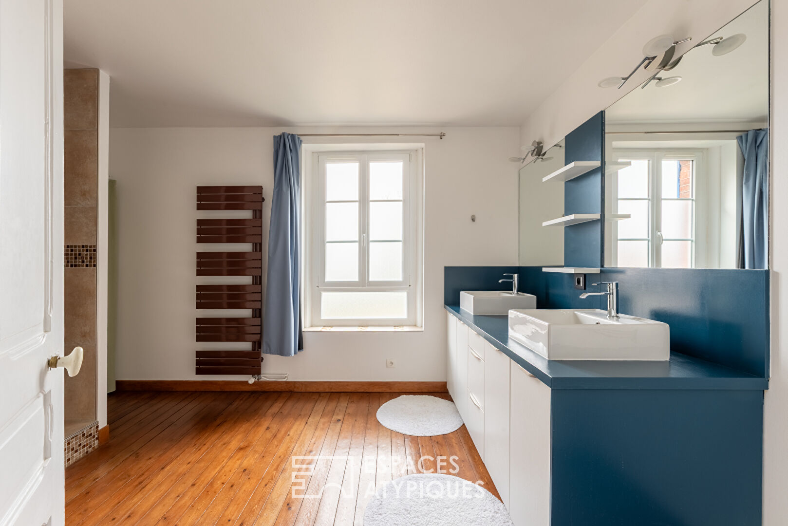 Propriété singulière avec son jardin arboré