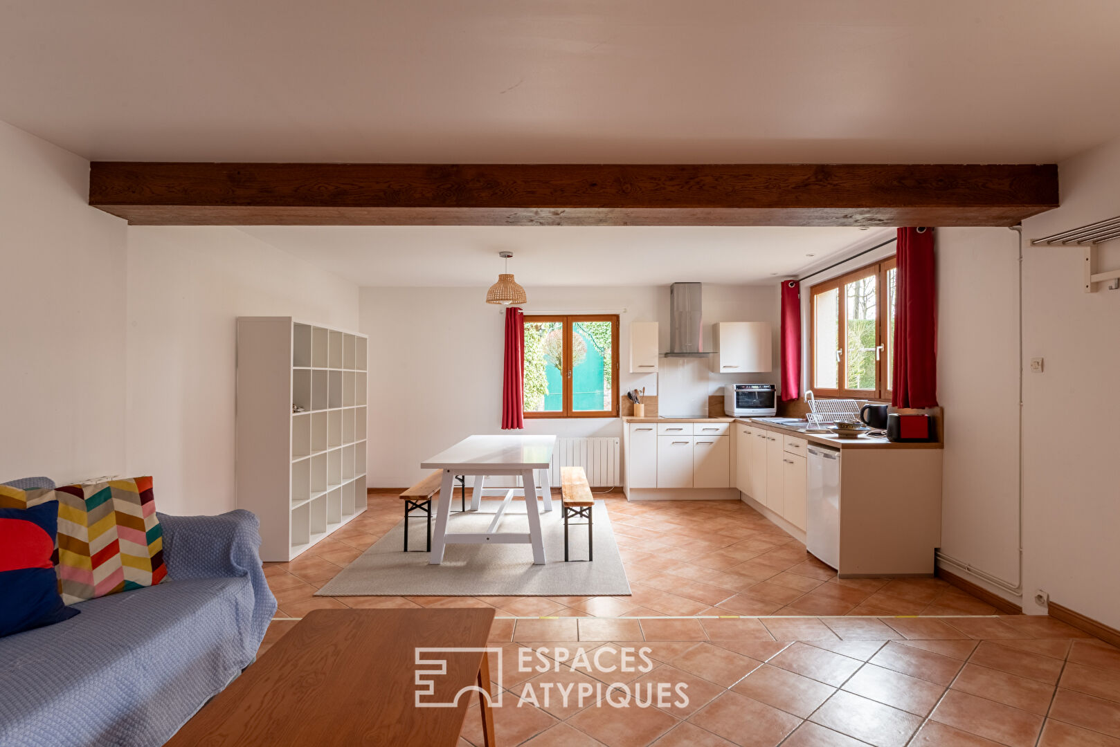 Propriété singulière avec son jardin arboré