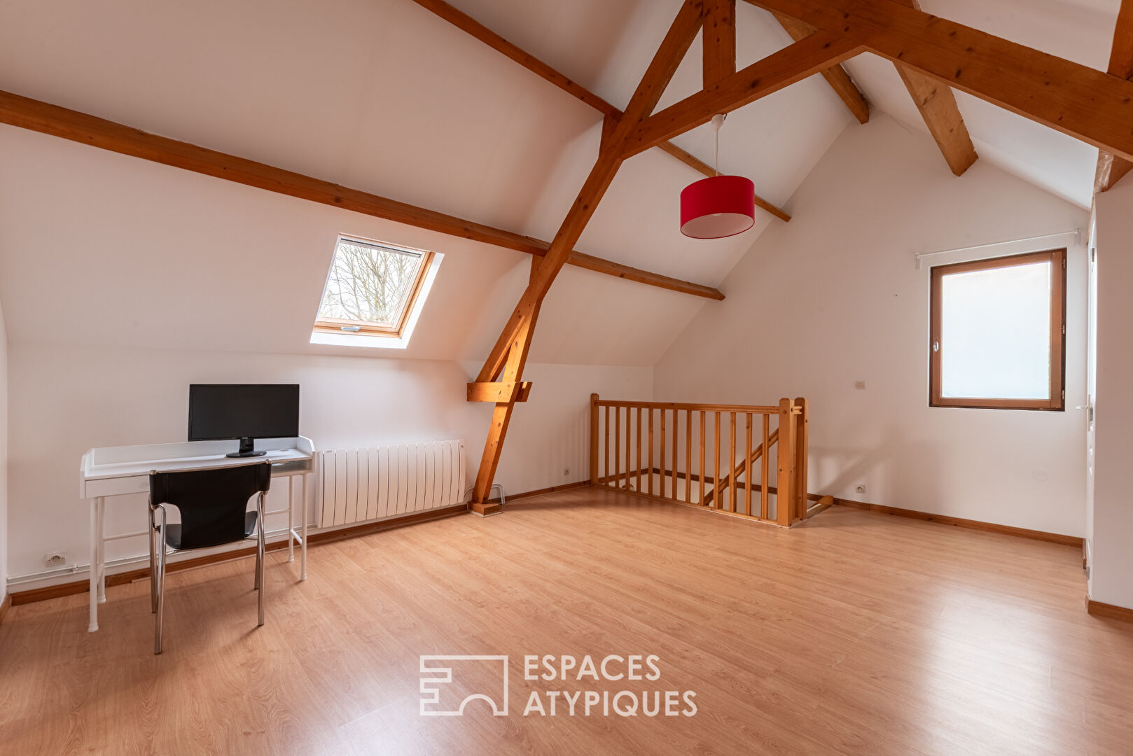 Propriété singulière avec son jardin arboré