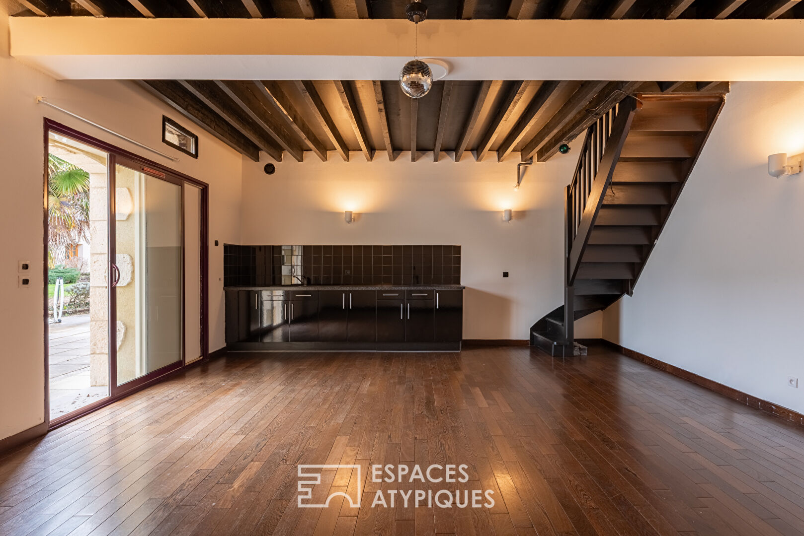 Propriété singulière avec son jardin arboré