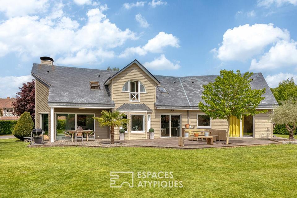 Maison d'architecte avec dépendance dans un parc
