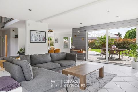 Maison d&rsquo;architecte avec dépendance dans un parc