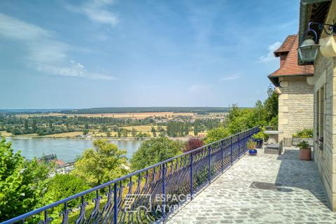 Manoir en pierre avec vue exceptionnelle sur les méandres de la Seine