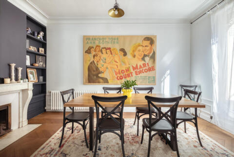 Maison bourgeoise avec terrasse suspendue face à l’église