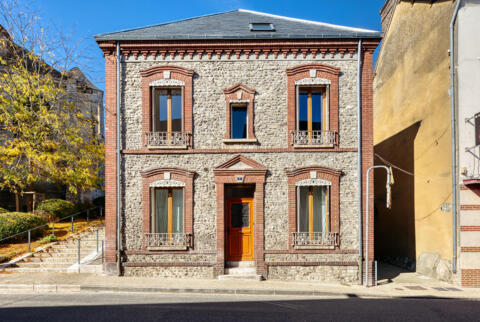 Maison bourgeoise avec terrasse suspendue face à l&rsquo;église