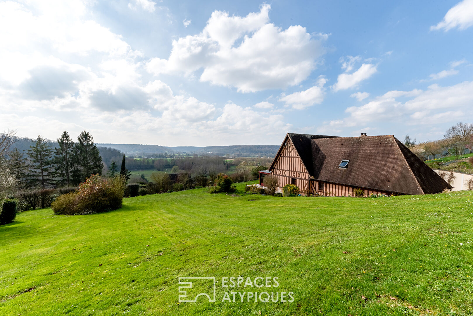 Maison normande avec vue exceptionnelle sur la vallée