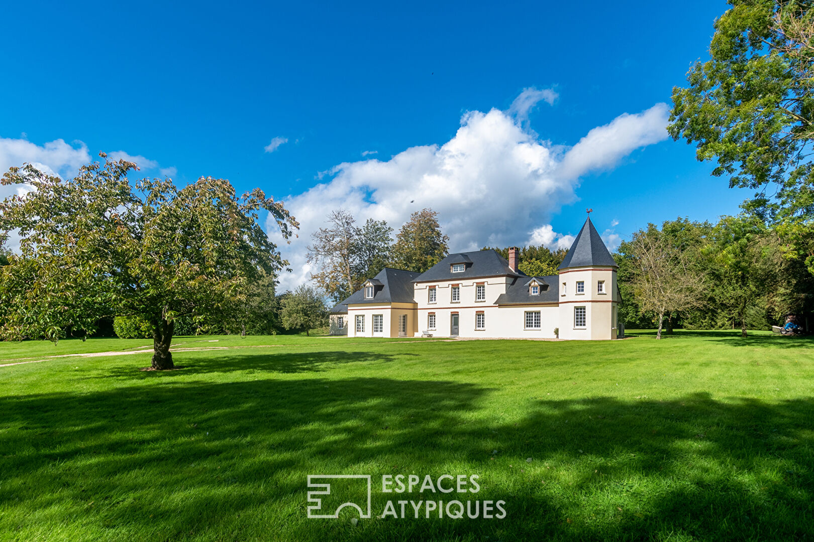 Exceptionnel manoir rénové dans un environnement préservé.