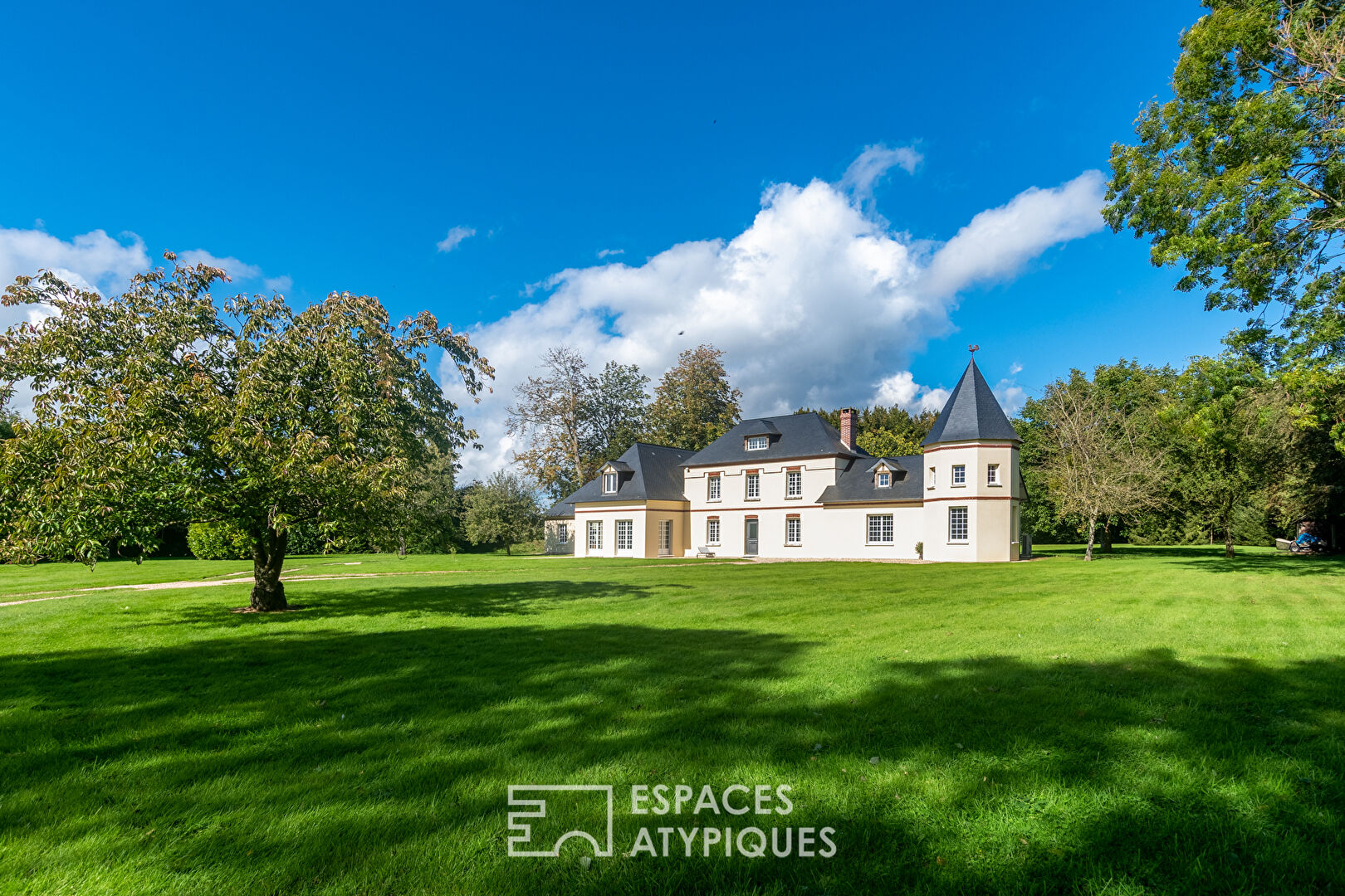 Exceptional renovated manor house in a preserved environment.