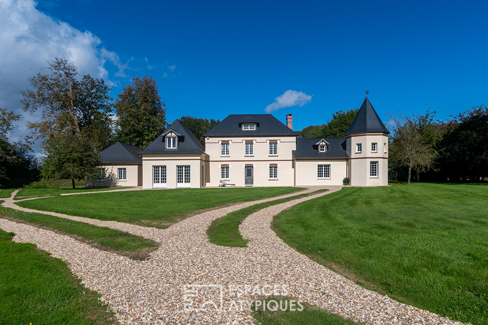 Exceptional renovated manor house in a preserved environment.