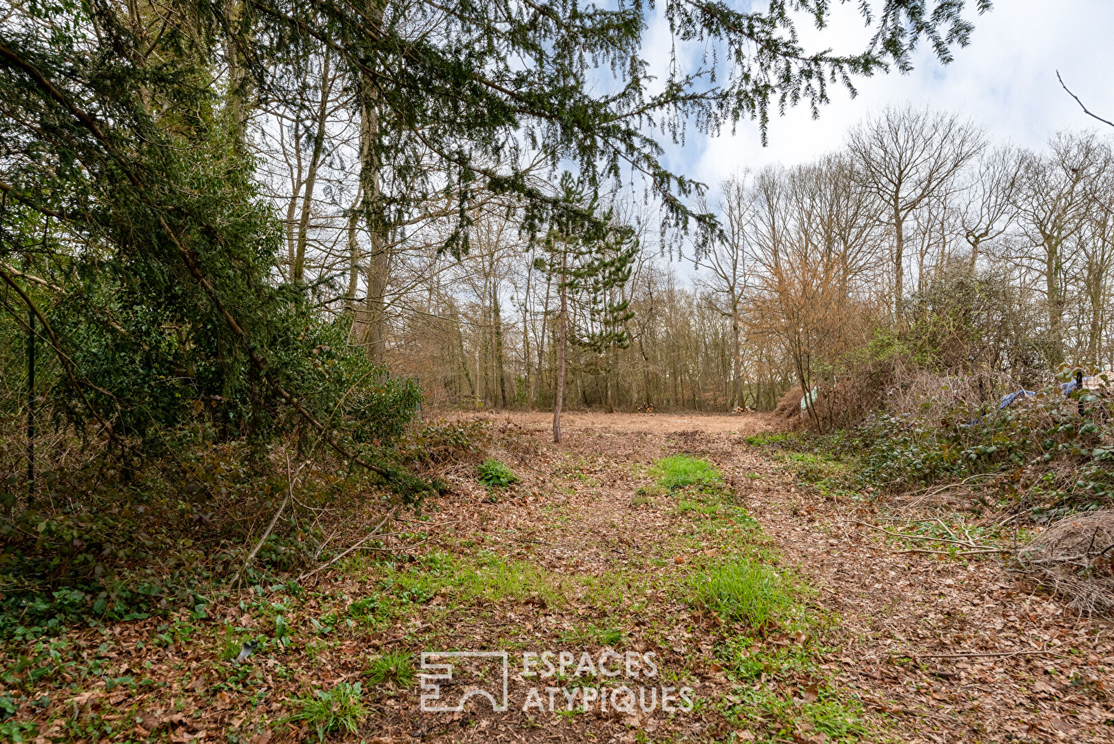 Terrain constructible arboré en coeur de village