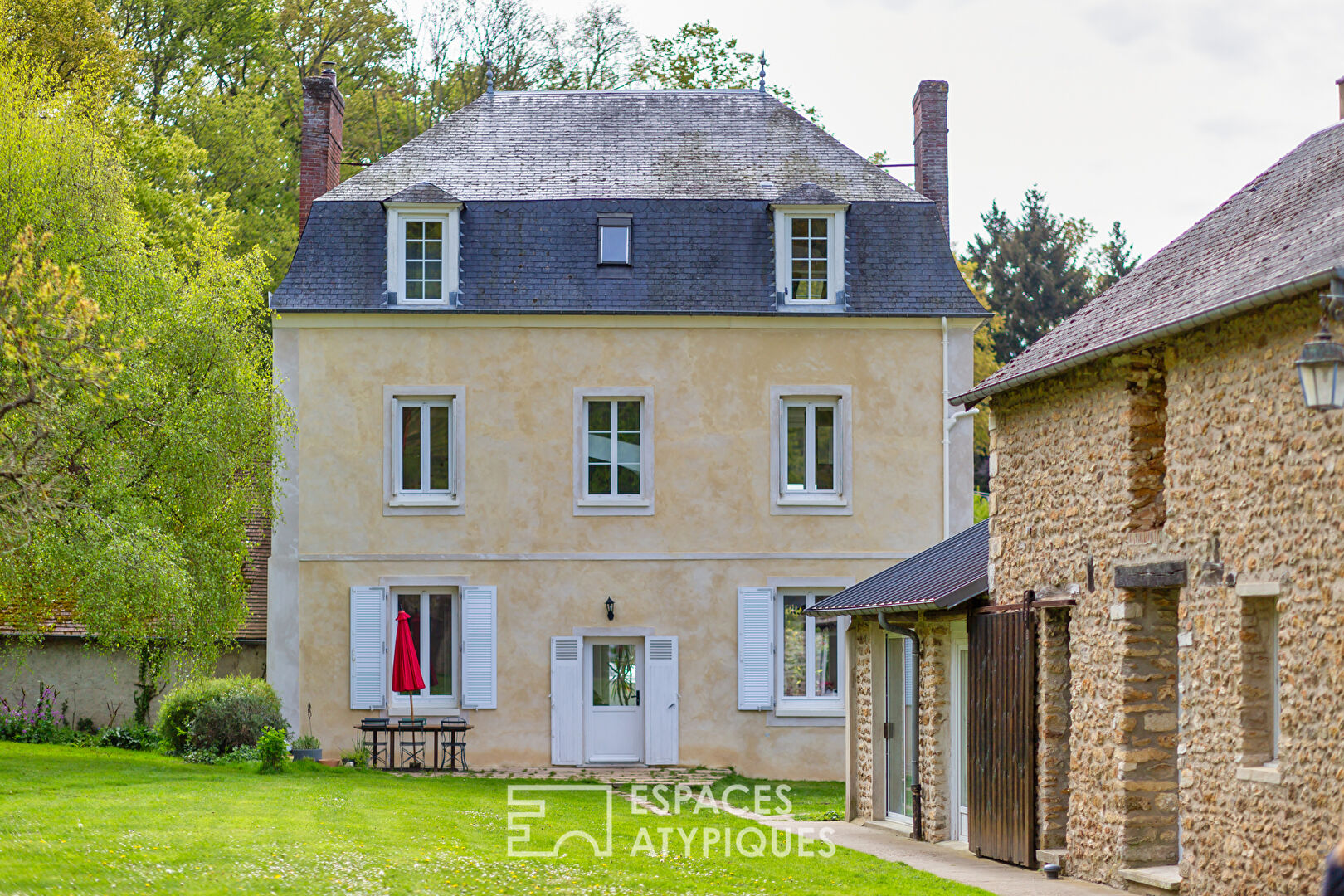 Haven of peace and its outbuildings in the heart of the village