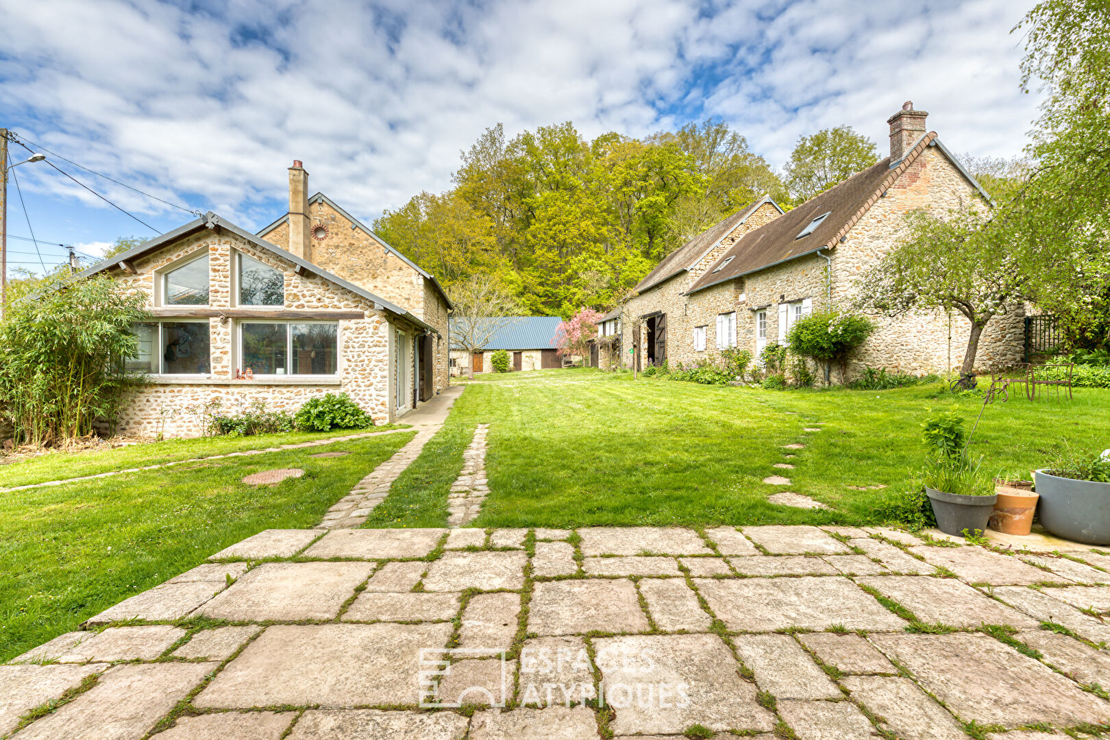 Haven of peace and its outbuildings in the heart of the village