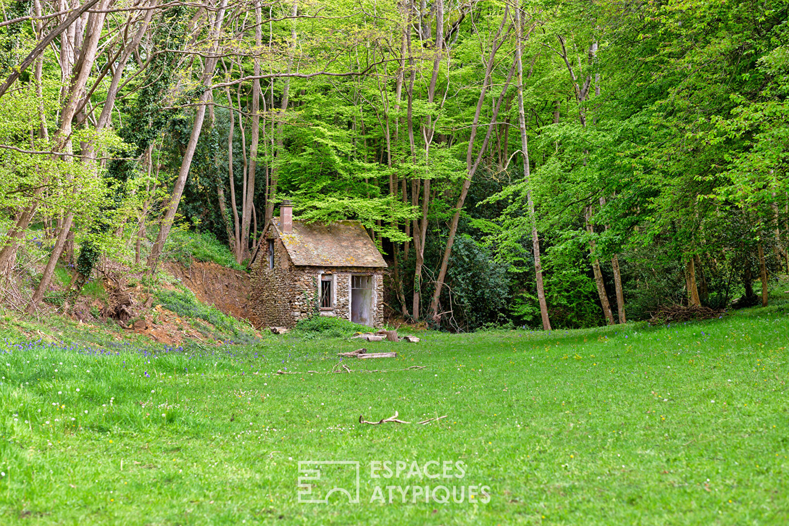 Haven of peace and its outbuildings in the heart of the village