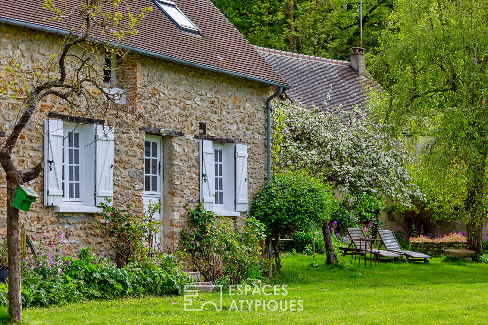 Haven of peace and its outbuildings in the heart of the village