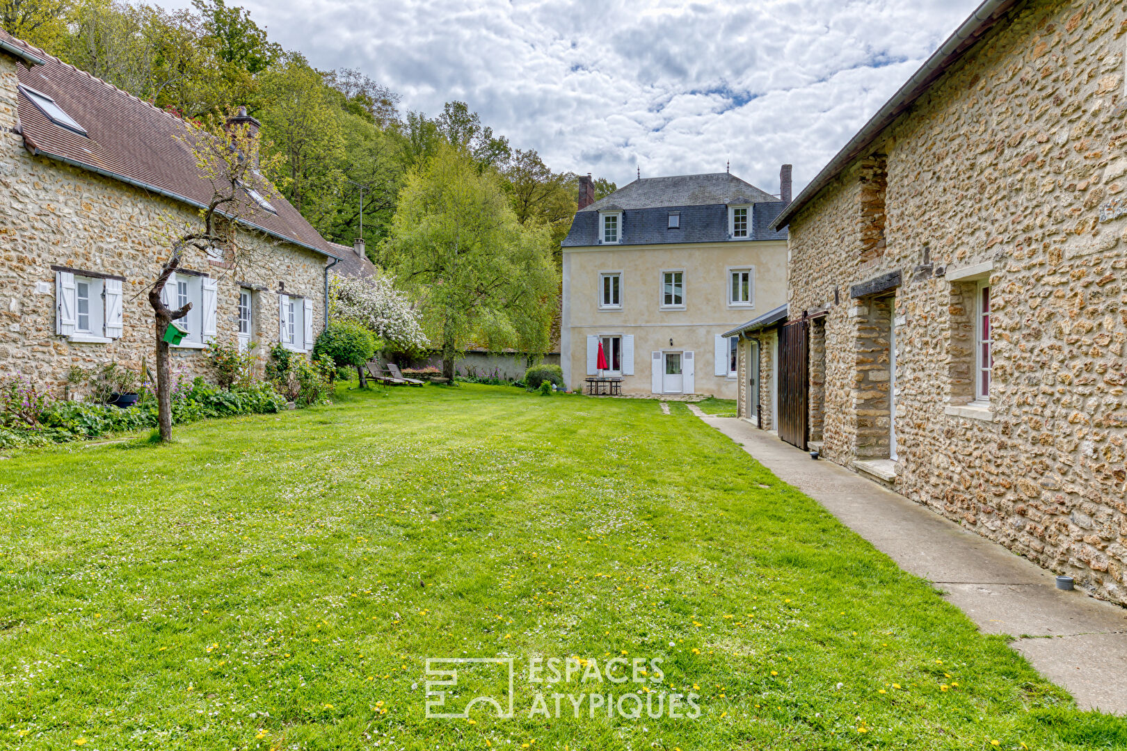 Haven of peace and its outbuildings in the heart of the village