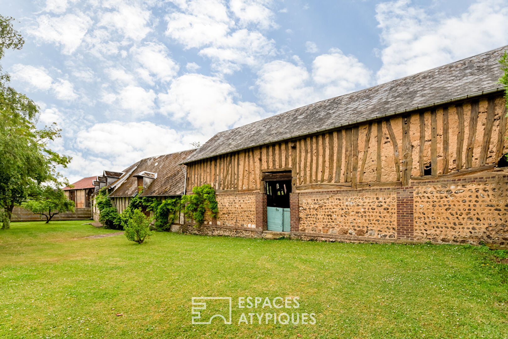 Ancien corps de ferme et ses nombreuses dépendances