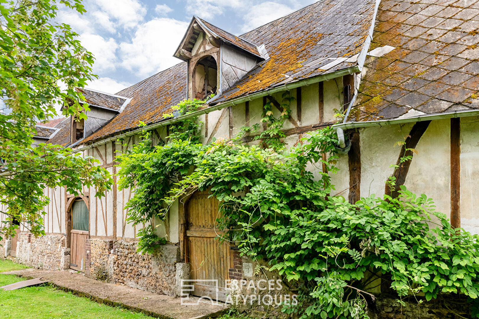 Ancien corps de ferme et ses nombreuses dépendances