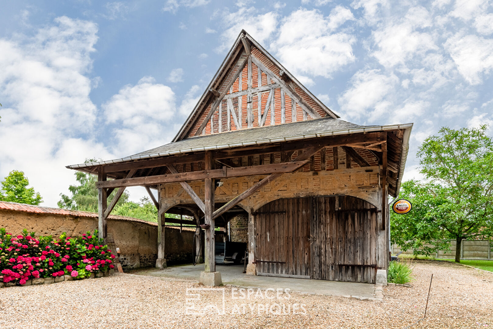 Ancien corps de ferme et ses nombreuses dépendances