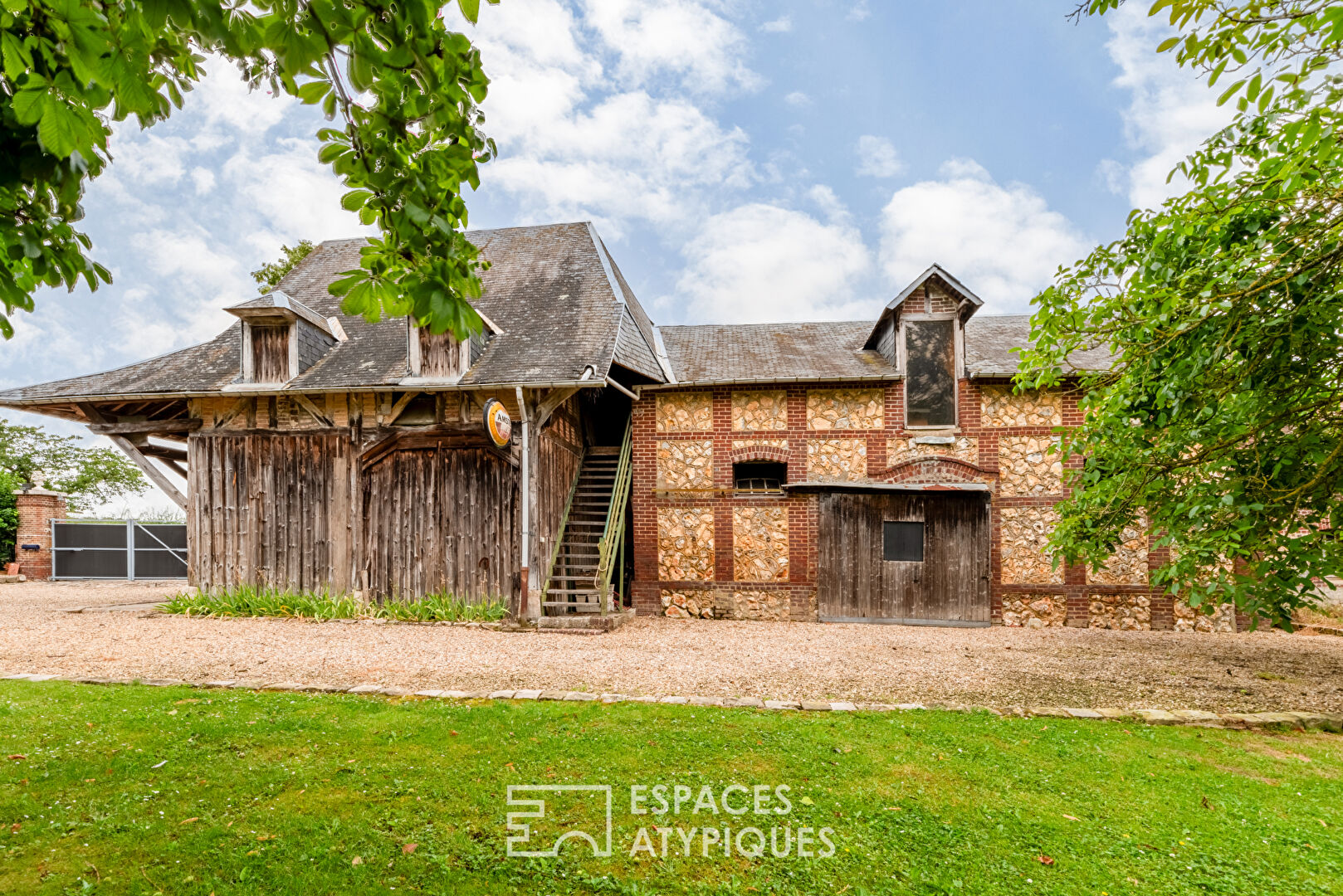 Ancien corps de ferme et ses nombreuses dépendances
