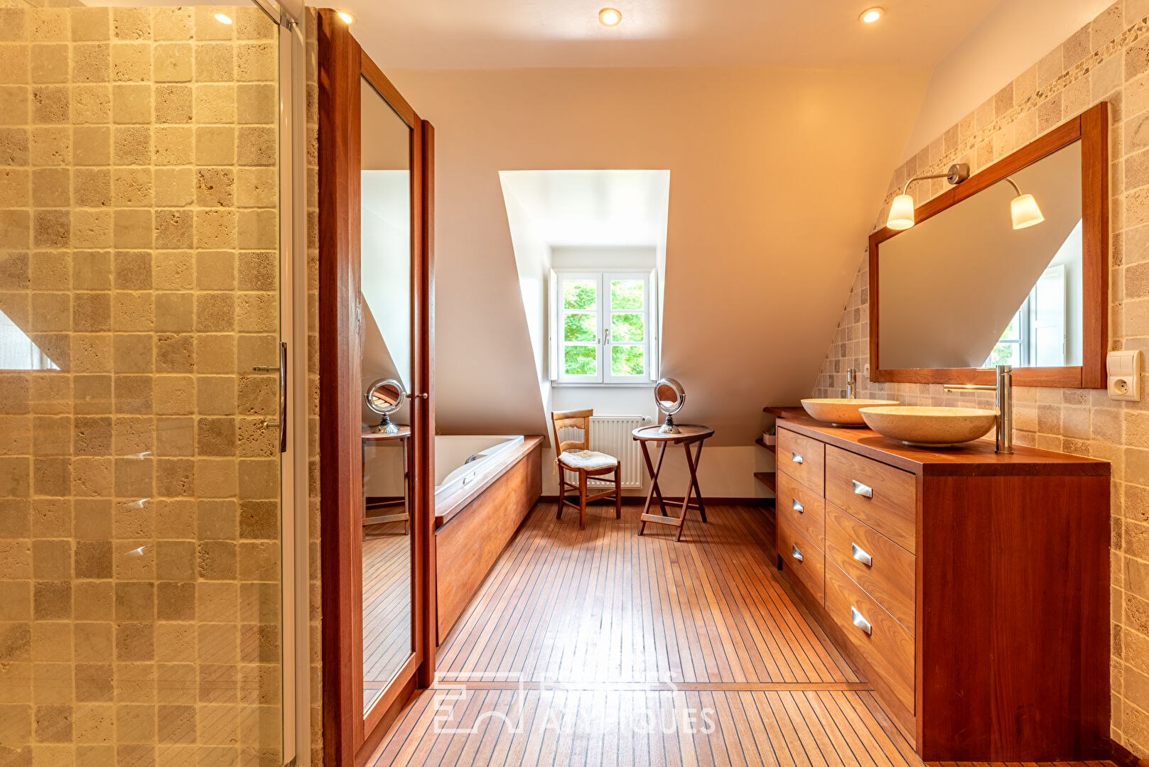 Country property in the heart of the city