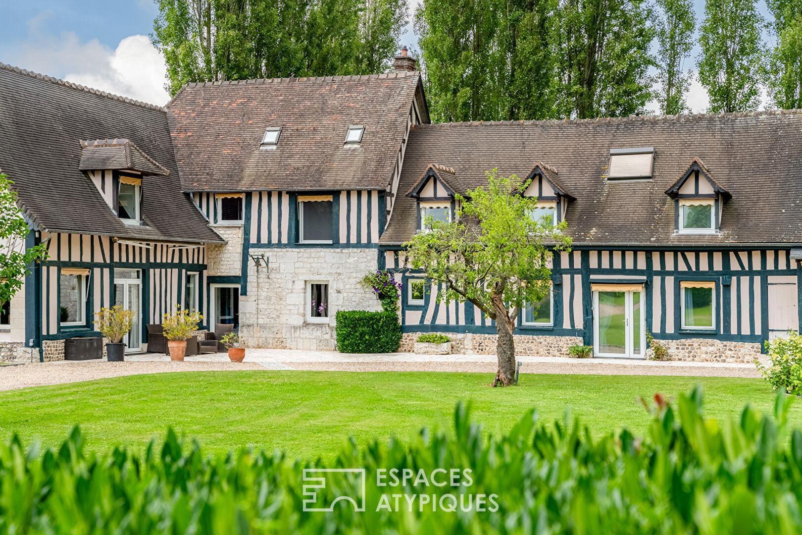 Longère avec maison d’amis dans un cadre historique